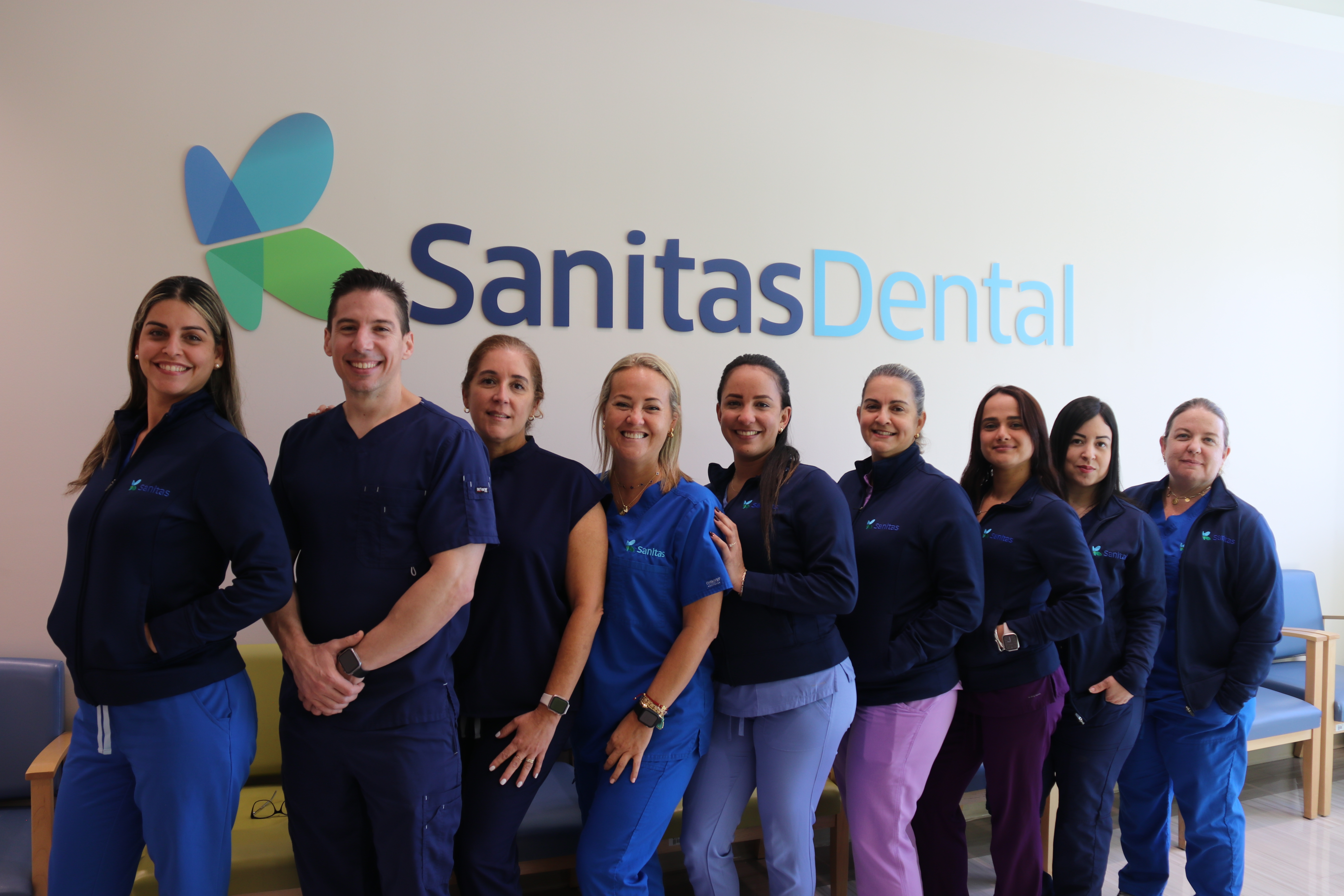 equipo dental sonriendo